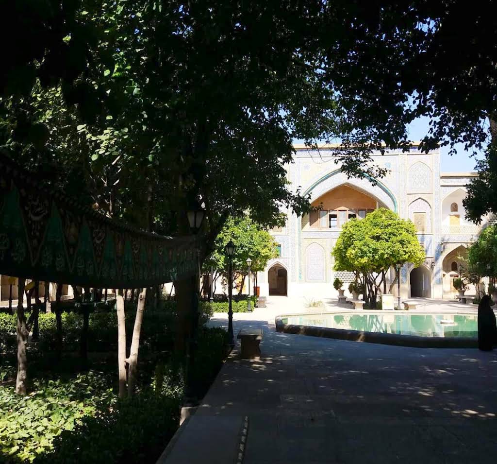 در نزدیکی مدرسه خان شیراز از چه جاهای دیدنی دیگری می‌توان بازدید کرد؟