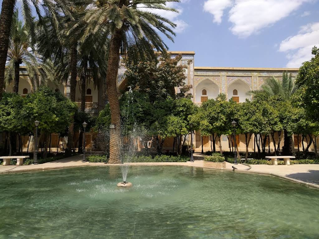 مدرسه خان شیراز کجاست ؟