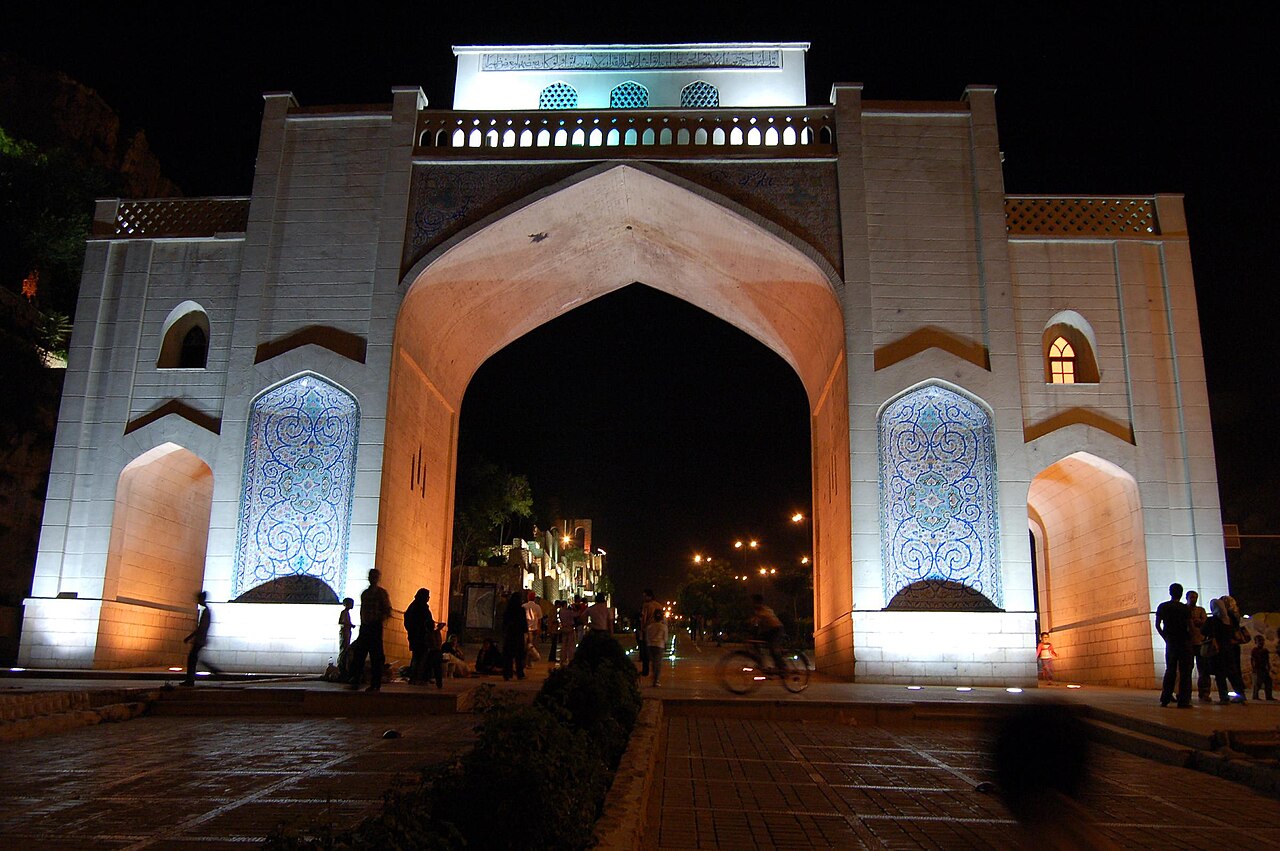دروازه قرآن در شب 