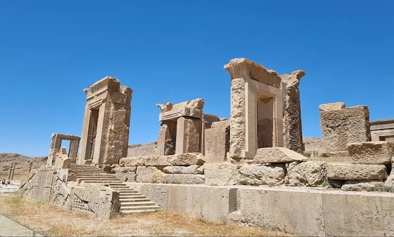 چه کسانی تخت جمشید را آتش زدند؟