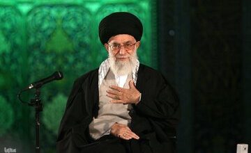 تصویر دیده نشده از رهبر شهید در لباس احرام + عکس