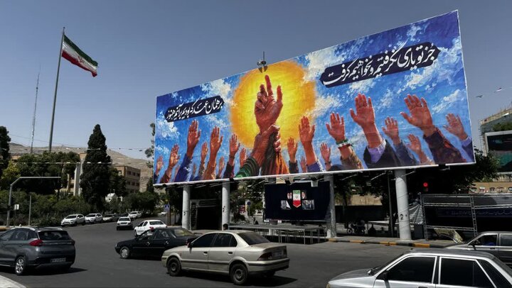 همزمان با فرارسیدن عید سعید غدیرخم، دیوارنگاره تازه‌ای با عنوان «عهد» در میدان امام حسین(ع) شیراز رونمایی و نصب شد. این اثر هنری با محوریت ولایت، بیعت و تداوم عهد غدیر، در یکی از میادین اصلی شیراز به نمایش گذاشته شده است. ایده‌پردازی دیوارنگاره «عهد» توسط امیر اکبری انجام شده و طراحی و اجرای تصویر و چیدمان آن بر عهده امین‌رضا ترکی و محمدرضا خسروانی بوده است. همچنین متن و نوشتار آن توسط عباس محمدی نگارش یافته است. این دیوارنگاره با بهره‌گیری از عناصر تصویری و مفاهیم مرتبط با واقعه غدیر، قصد دارد در فضای شهری یادآور پیوند تاریخی و اعتقادی مردم با فرهنگ ولایت و امامت باشد. اثر «عهد» به مناسبت عید غدیر و پیش از برگزاری برنامه‌های مردمی این ایام، در میدان امام حسین(ع) شیراز نصب شده است.