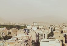 هوای امروز شیراز برای گروه‌های حساس ناسالم اعلام شد اداره کل محیط زیست استان فارس اعلام کرد که به دلیل ورود گرد و غبار به هوای کلان‌شهر شیراز در تاریخ ۹ خردادماه، شاخص کیفیت هوا (AQI) در وضعیت ناسالم برای گروه‌های حساس با عدد ۱۱۲ قرار گرفته است. شاخص AQI، کیفیت هوا را در شش سطح سلامت دسته‌بندی می‌کند: پاک (۰ تا ۵۰) – کیفیت هوا رضایت‌بخش و بدون خطر یا کم‌خطر برای انسان است. قابل قبول (۵۱ تا ۱۰۰) – هوا قابل قبول است، اما برخی آلاینده‌ها ممکن است برای افراد با حساسیت خاص، مثل حساسیت به ازن، مشکلات تنفسی ایجاد کند. ناسالم برای گروه‌های حساس (۱۰۱ تا ۱۵۰) – برخی افراد حساس مانند بیماران ریه یا قلب ممکن است اثرات بهداشتی خاصی تجربه کنند؛ عموم مردم معمولاً تحت تاثیر قرار نمی‌گیرند. ناسالم (۱۵۱ تا ۲۰۰) – هر فردی ممکن است اثرات منفی بر سلامت خود مشاهده کند و افراد حساس بیش از دیگران تحت تاثیر جدی قرار می‌گیرند. خیلی ناسالم (۲۰۱ تا ۳۰۰) – هشداری جدی برای سلامت عمومی است و هر کسی ممکن است اثرات قابل توجهی تجربه کند. خطرناک (بالای ۳۰۰) – وضعیتی اضطراری برای سلامت انسان است و احتمالاً همه افراد جامعه تحت تاثیر قرار می‌گیرند.