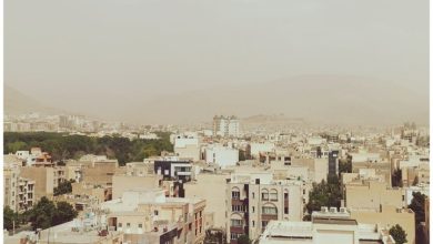 هوای امروز شیراز برای گروه‌های حساس ناسالم اعلام شد اداره کل محیط زیست استان فارس اعلام کرد که به دلیل ورود گرد و غبار به هوای کلان‌شهر شیراز در تاریخ ۹ خردادماه، شاخص کیفیت هوا (AQI) در وضعیت ناسالم برای گروه‌های حساس با عدد ۱۱۲ قرار گرفته است. شاخص AQI، کیفیت هوا را در شش سطح سلامت دسته‌بندی می‌کند: پاک (۰ تا ۵۰) – کیفیت هوا رضایت‌بخش و بدون خطر یا کم‌خطر برای انسان است. قابل قبول (۵۱ تا ۱۰۰) – هوا قابل قبول است، اما برخی آلاینده‌ها ممکن است برای افراد با حساسیت خاص، مثل حساسیت به ازن، مشکلات تنفسی ایجاد کند. ناسالم برای گروه‌های حساس (۱۰۱ تا ۱۵۰) – برخی افراد حساس مانند بیماران ریه یا قلب ممکن است اثرات بهداشتی خاصی تجربه کنند؛ عموم مردم معمولاً تحت تاثیر قرار نمی‌گیرند. ناسالم (۱۵۱ تا ۲۰۰) – هر فردی ممکن است اثرات منفی بر سلامت خود مشاهده کند و افراد حساس بیش از دیگران تحت تاثیر جدی قرار می‌گیرند. خیلی ناسالم (۲۰۱ تا ۳۰۰) – هشداری جدی برای سلامت عمومی است و هر کسی ممکن است اثرات قابل توجهی تجربه کند. خطرناک (بالای ۳۰۰) – وضعیتی اضطراری برای سلامت انسان است و احتمالاً همه افراد جامعه تحت تاثیر قرار می‌گیرند.